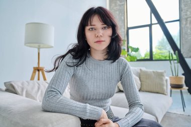 Web kamerası görüntüsü, kameraya bakan güzel, ciddi bir kadının görüntüsü, online toplantı, internet görüntülü sohbet konferansı. Çekici kadın blogger vlog kaydedici evde video, uzaktan iletişim