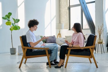 Sosyal psikolog, terapist ve danışman olarak bireysel zihinsel terapi seansına katılan genç bir adam. Psikoloji psikoterapisi, sosyal sağlık hizmetleri, tedavi desteği, gençlik konsepti