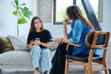 Psikolog, terapist ve danışman olarak psikoterapi seansı sırasında genç bir bayan hasta. Sosyal sağlık hizmetleri, psikoloji, gençlik sağlığı, profesyonel tedavi desteği