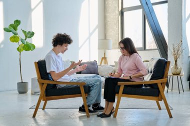 Sosyal psikolog, terapist ve danışman olarak bireysel zihinsel terapi seansına katılan genç bir adam. Psikoloji psikoterapisi, sosyal sağlık hizmetleri, tedavi desteği, gençlik konsepti