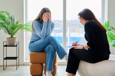 Terapi seansında psikoterapist psikolog psikanalist sosyal hizmet uzmanıyla konuşan genç bir kadın. Ruh sağlığı, profesyonel psikolojik danışmanlık, gençlik öğrencileri için sosyal hizmetler