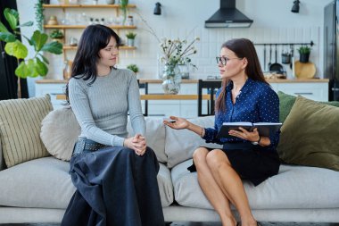 Genç bir kadınla çalışan kadın bir sosyal hizmet uzmanı. Ev ziyareti, araştırma danışmanlığı. Psikolojik sosyal hizmetler, psikoloji psikoterapi, tedavi desteği