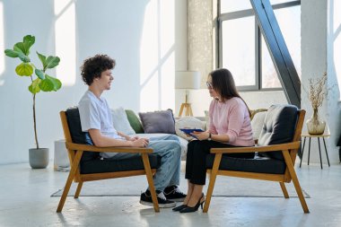 Sosyal psikolog, terapist ve danışman olarak bireysel zihinsel terapi seansına katılan genç bir adam. Psikoloji psikoterapisi, sosyal sağlık hizmetleri, tedavi desteği, gençlik konsepti