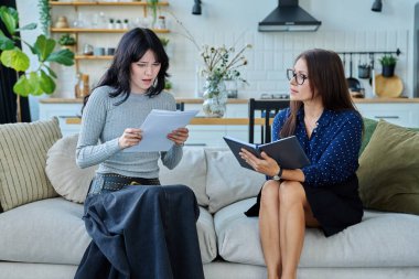 Genç bir kadınla çalışan kadın bir sosyal hizmet uzmanı. Ev ziyareti, araştırma danışmanlığı. Psikolojik sosyal hizmetler, psikoloji psikoterapi, tedavi desteği