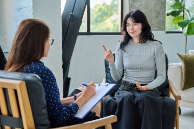 Genç kadın hastalar için psikoloji seansı, profesyonel yardım ve destek. Bireysel psikolojik terapi, ciddi kadın psikoterapist, psikolog, danışman, sosyal hizmet görevlisi ile konuşma.