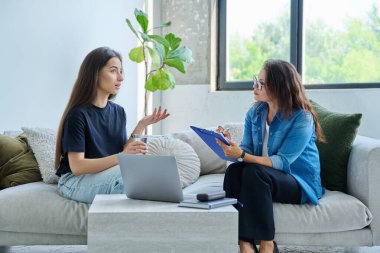 Terapi gören genç kız hasta psikolog sosyal terapist ile birlikte kanepede oturuyor. Sağlık hizmeti gençlik yardımı, psikolojik hizmetler, psikoterapi