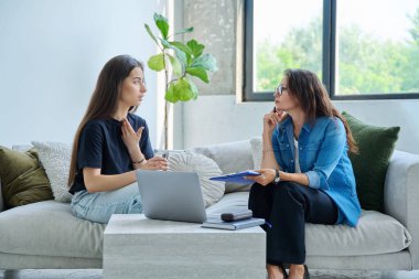 Terapi gören genç kız hasta psikolog sosyal terapist ile birlikte kanepede oturuyor. Sağlık hizmeti gençlik yardımı, psikolojik hizmetler, psikoterapi