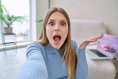 Özçekim portresi, evin içindeki güzel genç bayanı şaşırttı. Kameraya bakan 20 'li yaşlarda, uzun sarı saçlı çekici bir kadının yüzünü kapatın. Güzellik duyguları yaşam tarzı konsepti