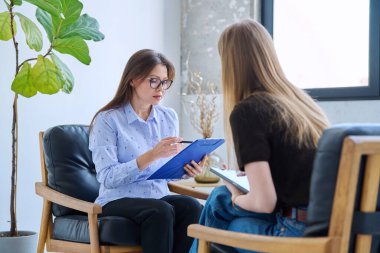 Profesyonel kadın terapist psikolog genç bir kadın hastayla çalışıyor. Psikoloji psikoterapi zihinsel terapi seansı, gençlik öğrencileri için sosyal psikolojik hizmet