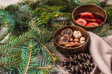 Fındıklı ahşap kase, tarçın, kuru limon ve süslemeler.