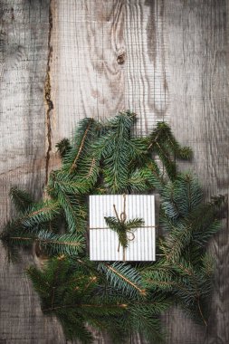 Ağaç dallarıyla çevrili güzel bir hediye.