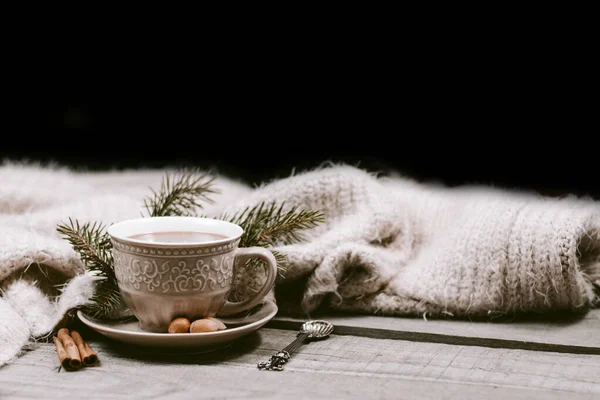 Чашка Горячего Кофе Завернутая Уютное Одеяло Деревянном Столе — стоковое фото