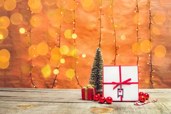 Geschenkbox Mit Weihnachtsschmuck Und Bokeh Lichtern Auf Einem Holztisch — Stockfoto