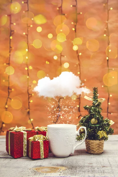 Weihnachtsbecher Mit Schneewolke Und Bokeh Lichtern Auf Einem Holztisch — Stockfoto