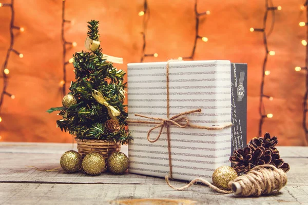 Geschenkbox Mit Weihnachtsschmuck Und Bokeh Lichtern Auf Einem Holztisch — Stockfoto