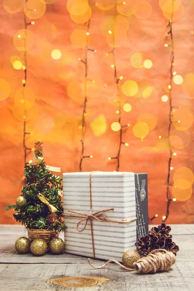 Geschenkbox Mit Weihnachtsschmuck Und Bokeh Lichtern Auf Einem Holztisch — Stockfoto