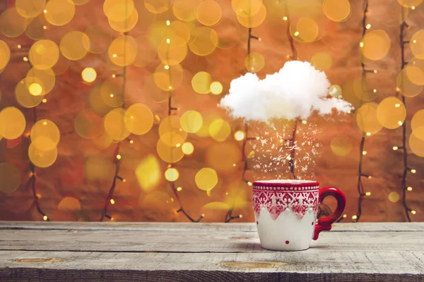 Taza Navideña Con Nube Nevante Luces Bokeh Una Mesa Madera — Foto de Stock