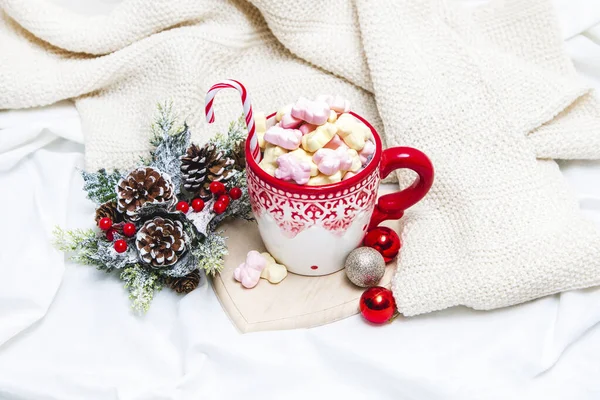 Caneca Vermelha Com Marshmallows Ornamentos Inverno Folhas Brancas — Fotografia de Stock