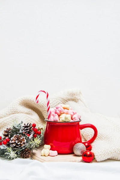 Caneca Vermelha Com Marshmallows Ornamentos Inverno Folhas Brancas — Fotografia de Stock