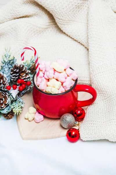 Roter Becher Mit Marshmallows Und Winterschmuck Auf Weißem Laken — Stockfoto