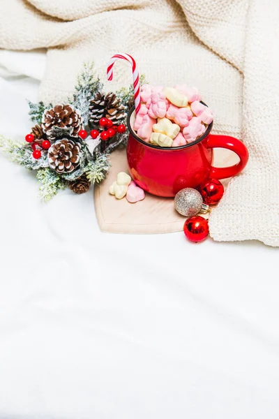 Caneca Vermelha Com Marshmallows Ornamentos Inverno Folhas Brancas — Fotografia de Stock
