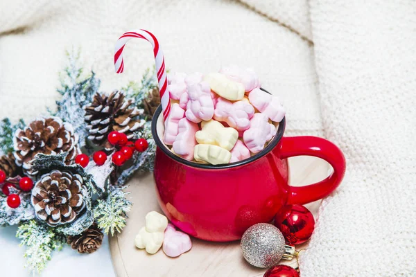 Roter Becher Mit Marshmallows Und Winterschmuck Auf Weißem Laken — Stockfoto