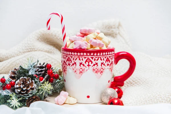 Taza Roja Con Malvaviscos Adornos Invierno Sábanas Blancas — Foto de Stock