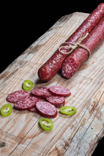 Carne Seca Linguiças Com Verduras Queijo Uma Mesa Madeira — Fotografia de Stock