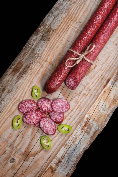 Carne Seca Linguiças Com Verduras Queijo Uma Mesa Madeira — Fotografia de Stock