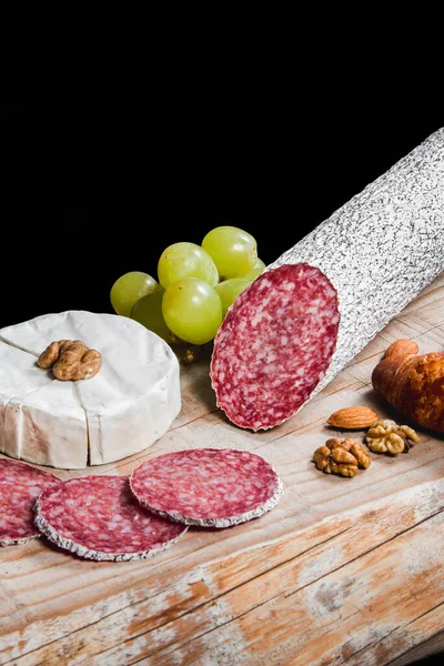 Trockenes Fleisch Und Wurst Mit Gemüse Und Käse Auf Einem lizenzfreie Stockfotos