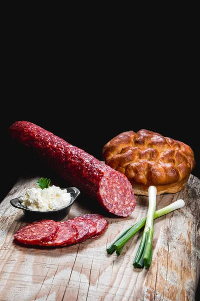 Salsicha Carne Seca Uma Chapa Madeira Com Legumes — Fotografia de Stock