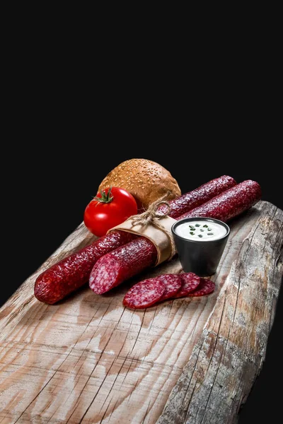 Salsicha Carne Seca Uma Chapa Madeira Com Legumes — Fotografia de Stock
