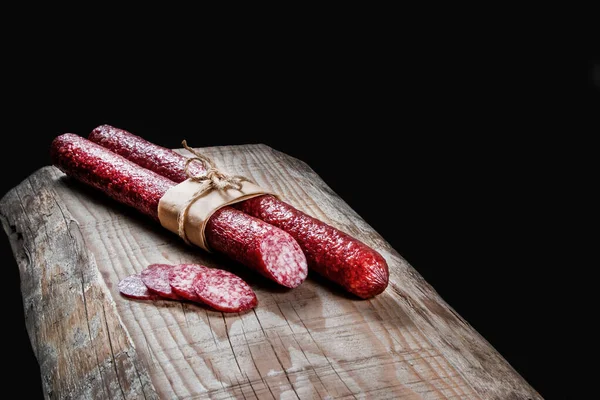 Trockenfleischwurst Auf Einem Holzteller Mit Gemüse Stockbild