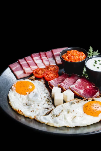 Gesundes Frühstück Mit Eiern Trockenfleisch Und Gemüse Stockbild