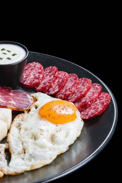 Gesundes Frühstück Mit Eiern Trockenfleisch Und Gemüse lizenzfreie Stockfotos