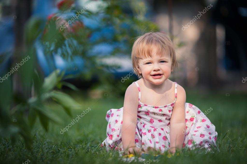 Bebe Fille Avec Les Yeux Bleus Et Les Cheveux Blonds Joue Jouet Sur L Herbe Image Libre De Droit Par Anastasiya M C Bebe Fille Avec Les Yeux Bleus Et Les Cheveux Blonds Joue Jouet Sur L Herbe Image Libre De Droit Par Anastasiya M C