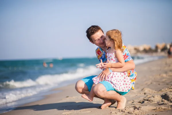 Far och dotter på stranden nära havet — Stockfoto