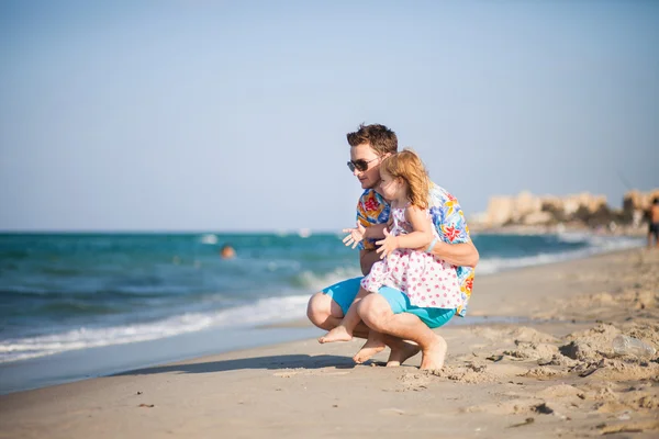 Far och dotter på stranden nära havet — Stockfoto