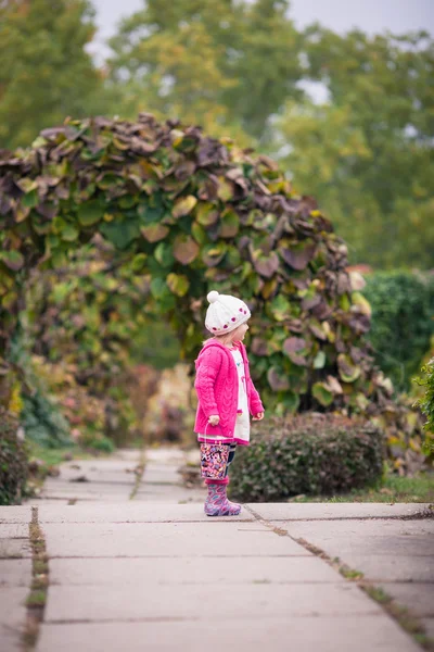 Bambina nel giardino autunnale — Foto Stock