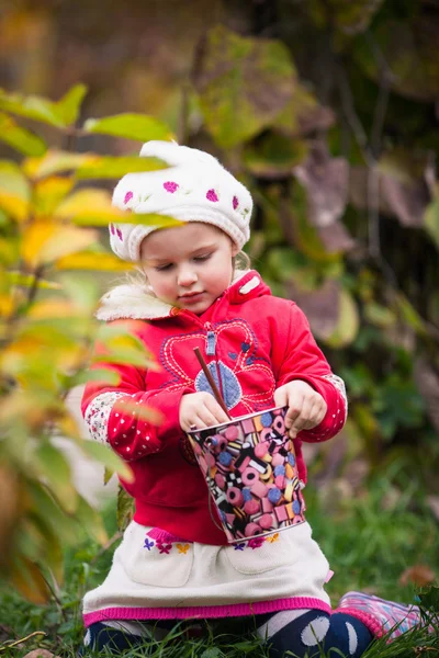 Petite fille dans le jardin d'automne — Photo