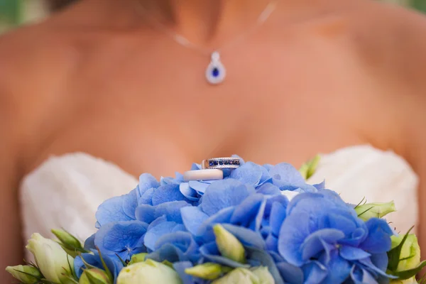 Anéis de casamento nas flores azuis — Fotografia de Stock