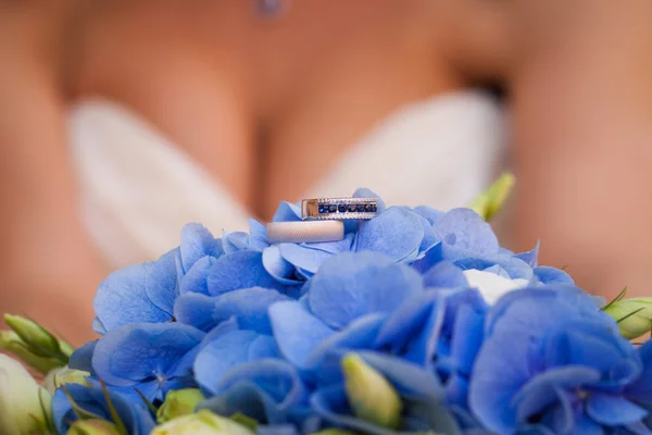 wedding rings on the blue flowers