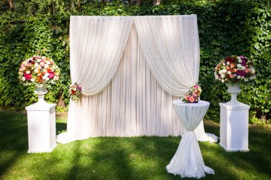 yeşil yaprakları zemin üzerine çiçekli düğün kemer