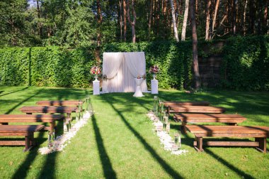 yeşil yaprakları zemin üzerine çiçekli düğün kemer