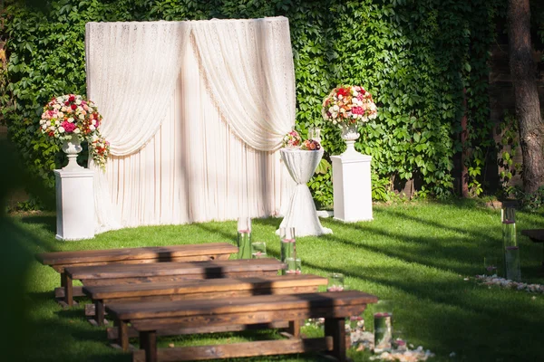 Wedding arch with flowers on the green leaves background — Stock Photo, Image