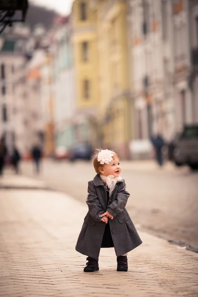 A little lady stand straight on the street — Stock Photo, Image