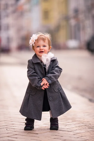 Eine kleine Dame steht direkt auf der Straße — Stockfoto