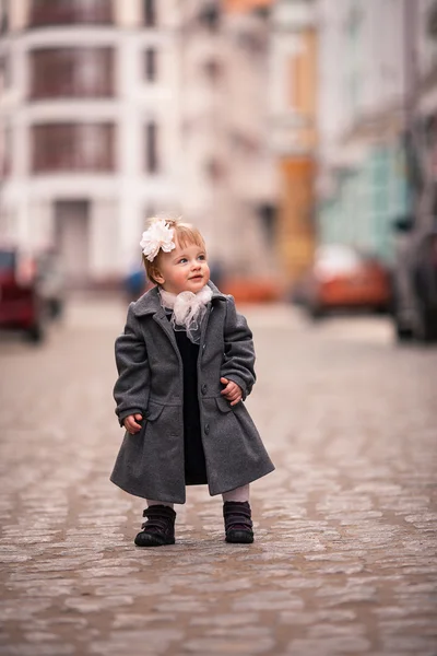 Eine kleine Dame steht direkt auf der Straße — Stockfoto