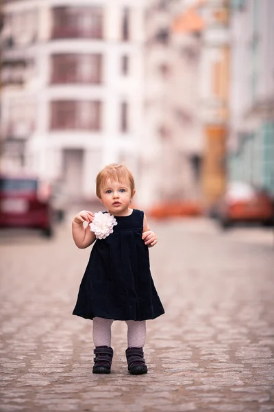 A little lady stand on the street — Stock Photo, Image