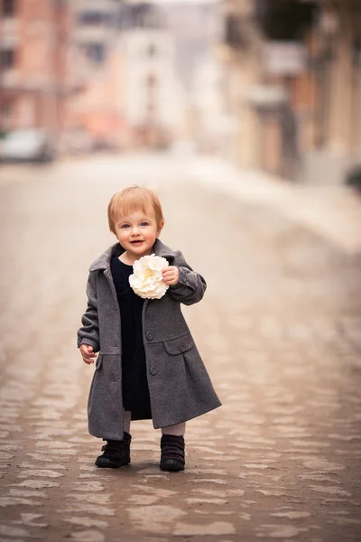 Eine kleine Dame steht direkt auf der Straße — Stockfoto